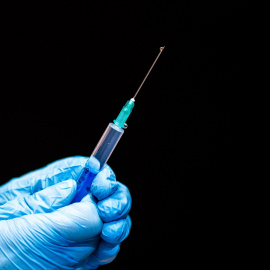 04/02/2022-Un médico prepara una inyección de vacuna contra la covid 19 durante una campaña de vacunación en Austria (11/03/2021).