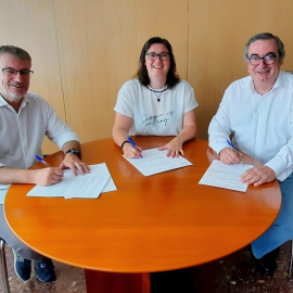 11/06/2023 - Els tres nous socis de govern a la Bisbal d'Empordà, amb el futur alcalde, Òscar Aparicio (PSC), a l'esquerra de la imatge.