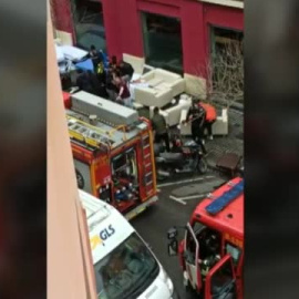 Dos personas saltan al vacío acorraladas por las llamas en el incendio de un hotel en Barcelona