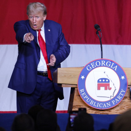 10/06/2023 - El expresidente de los Estados Unidos y candidato presidencial republicano, Donald Trump, reacciona después de hablar en la Convención Estatal del Partido Republicano de Georgia en el Columbus Convention and Trade Center, a 10 de junio.