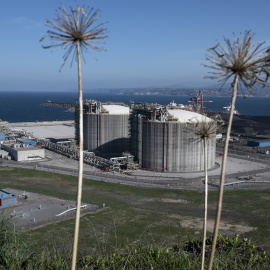 Vistas de la planta regasificadora de El Musel-Enagás, en Gijón, Asturias (España).
