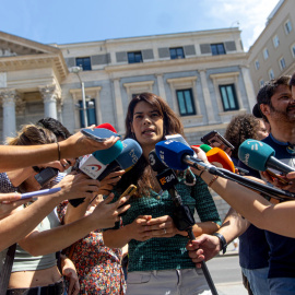 La portavoz de Podemos, Isa Serra durante la rueda de prensa ofrecida este lunes en Madrid.