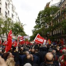 Miles de militantes muestran su apoyo a Sánchez en Ferraz al grito de "democracia sí, fascismo no"