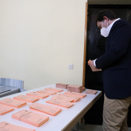 13/02/2022 El candidato del PP a la Presidencia de la Junta de Castilla y León, Alfonso Fernández Mañueco, justo antes de ejercer su derecho al voto en la antigua sede de la Delegación Territorial de la Junta de Castilla y León en Salamanca