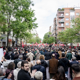 Cientos de personas durante una concentración en la calle de Ferraz en apoyo al presidente del Gobierno, Pedro Sánchez, en la sede del PSOE, a 27 de abril de 2024