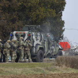 La policía ucraniana y los militares de la Guardia Nacional participan en ejercicios cerca de la aldea de Kalanchak en el distrito de Skadovsk del área de Kherson, en el sur de Ucrania, el 12 de febrero de 2022.