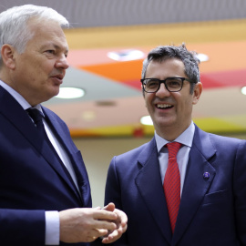El comisario europeo de Justicia, Didier Reynders, y el ministro de Presidencia, Justicia y Relaciones con las Cortes de España, Félix Bolaños, en el Consejo de Ministros de Interior de Justicia Europea en Bruselas este lunes.
