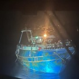 "El capitán se fue en un bote": las llamadas previas al naufragio contradicen a Grecia