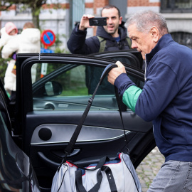 El ex eurodiputado italiano Pier Antonio Panzeri sube a un coche al salir de la prisión de Saint-Gilles en Bruselas, el 13 de abril de 2023.