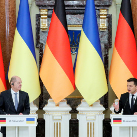 14/02/2022 El presidente de Ucrania, Volodymyr Zelenski, y el canciller alemán, Olaf Scholz, dan una conferencia de prensa conjunta tras su reunión en Kiev, Ucrania