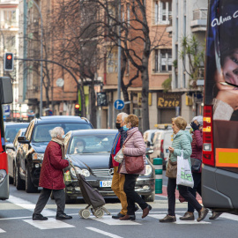 viandantes cruzan una calle de Logroño con mascarillas, pese a que los riojanos, como el resto de los españoles, se despiden hoy de la obligatoriedad del uso de las mascarillas en el exterior, una medida que entró en vigor el pasado 24 de diciembre en 