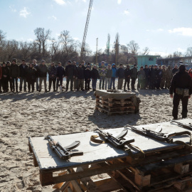 Ucranianos asisten a un entrenamiento militar abierto para civiles organizado por activistas del Sector de la Derecha en Kiev, Ucrania, el 13 de febrero de 2022.