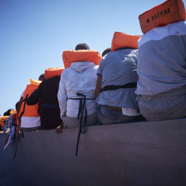 Varios de los migrantes que viajan en una patera avistada por la ONG Open Arms desde el barco 'Astral', a 8 de septiembre de 2021, en el Mar Mediterráneo, en las inmediaciones de Lampedusa, Sicilia (Italia)