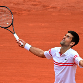 Foto de archivo tomada en junio de 2021 en la que se muestra al serbio Novak Djokovic reaccionando después de ganar un punto contra el italiano Lorenzo Musetti.