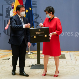 El nuevo ministro de Asuntos Exteriores, Unión Europea y Cooperación, José Manuel Albares, recibe la cartera ministerial de manos de su predecesora, Arancha González Laya, en el Palacio de Santa Cruz, a 12 de julio de 2021, en Madrid