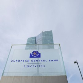 El logo del BCE frente al edificio donde tiene su sede en Fráncfort. REUTERS/Heiko Becker