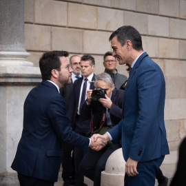 Pedro Sánchez y Pere Aragonès se saludan a su llegada a una reunión en el Palau de la Generalitat, a 21 de diciembre de 2023, en Barcelona.
