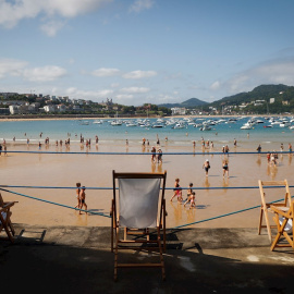 La playa de La Concha en San Sebastián con bañistas.