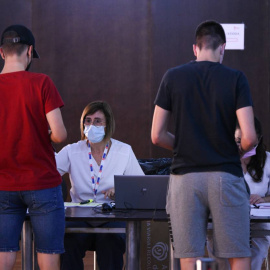 Dos adolescentes en el registro, después de recibir la primera dosis de la vacuna Pfizer en el punto de vacunación de Xátiva, situado en el Hogar de los Jubilados, a 10 de agosto de 2021, en Xátiva, Valencia,