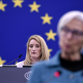 La presidenta del Parlamento Europeo, Roberta Metsola, mira hacia la presidenta del BCE, Christine Lagarde durante su intervención esta semana en el pleno de la Eurocámara, en Estrasburgo. AFP/FREDERICK FLORIN