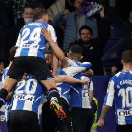 Los jugadores del Espayol celebran un gol ante el FC Barcelona junto a su afición el domingo 13 de febrero de 2022.