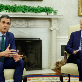 El presidente del Gobierno, Pedro Sánchez, con el presidente de EEUU, Joe Biden, en el Despacho Oval de la Casa Blanca, en Washington.