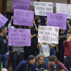 Varios aficionados del club Lointek Gernika muestran pancartas en apoyo a la joven que ha denunciado por agresión sexual al exseleccionador del equipo, Mario López, a 20/12/2023