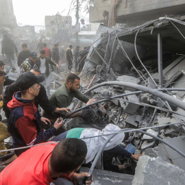 Varios palestinos buscan supervivientes entre los escombros tras un ataque israelí en Rafah, en el sur de la Franja de Gaza, a 20/12/2032