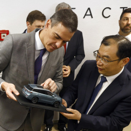 El presidente del Gobierno, Pedro Sánchez, junto al el vicepresidente de Chery Internacional, Zhang Guibing, tras la firma del acuerdo en Barcelona, a 19 de abril de 2024.