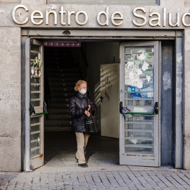 Una mujer sale con mascarilla del Centro de Salud de Lavapiés, a 5 de enero de 2024, en Madrid