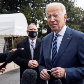 El presidente de los Estados Unidos, Joe Biden, habla con los medios de comunicación sobre la acumulación de Rusia en la frontera con Ucrania cuando sale de la Casa Blanca hacia Cleveland en Washington, DC, EE. UU., el 17 de febrero de 2022.