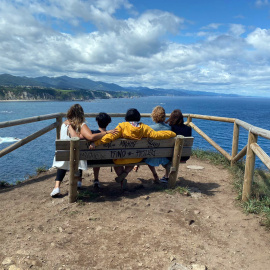 Mujeres-ocio: Un grupo de mujeres ante la costa asturian