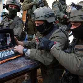 Un grupo de militares del Ejército de Israel supervisa a través de una cámara los movimientos de las milicias palestinas.