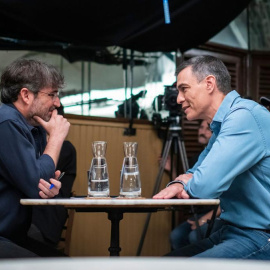 El presidente del Gobierno, Pedro Sánchez, junto al periodista Jordi Évole durante la entrevista.