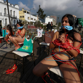 17/02/2022 Mujeres se manifiestan a favor de la ley del aborto aprobada este jueves en la Asamblea Nacional de Quito, Ecuador