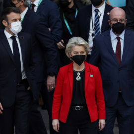 El presidente del Consejo Europeo, Charles Michel, el presidente francés, Emmanuel Macron, y la presidenta de la Comisión Europea, Ursula von der Leyen, participan en una cumbre Unión Europea