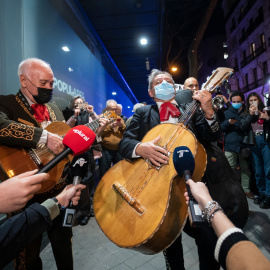 Dos mariachis tocan durante una manifestación en apoyo a la presidenta de la Comunidad de Madrid, Isabel Díaz Ayuso, frente de la sede del Partido Popular en la calle Génova