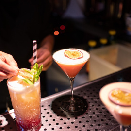 Varios cócteles en una discoteca, a 10 de febrero de 2022, en Barcelona, Cataluña.