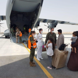 Un grupo de personas a su llegada a Dubai tras haber sido repatriados de Afganistán.