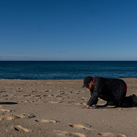 8/1/24 Un hombre recoge pellets el pasado domingo en una playa de A Coruña.