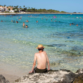 La playa de Punta Prima (Mallorca) donde bañistas disfrutan del buen tiempo.