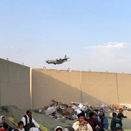 Afganos esperan en el aeropuerto de Kabul a ser evacuados.