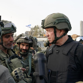 El ministro de Defensa de Israel, Yoav Gallant, habla con los soldados israelíes en Gaza, a 2 de enero de 2024.