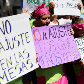 Manifestantes protestan frente al hotel donde se hospeda el presidente de Argentina, Javier Milei, en Buenos Aires, Argentina, a 5 de enero de 2024.