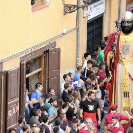 7-6-2023 Un dels gegants de la Patum arriba a la plaça de Sant Pere enmig de la multitud de gent