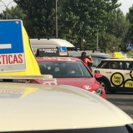 Imagen de archivo de varios coches de autoescuela en Mallorca.