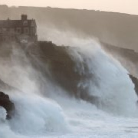 La peor tormenta en décadas en Reino Unido deja tres muertos y alrededor de 200.000 casas sin electricidad
