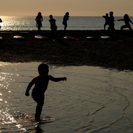 Atardecer en Ferrol donde los bañistas disfrutan del mar.