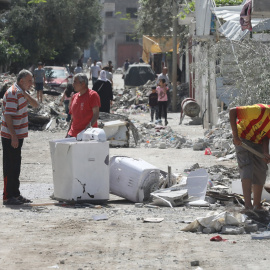 Palestinos inspeccionan las ruinas tras un ataque israelí, en Gaza, a 4 de mayo de 2024.