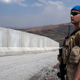 Un soldado turco vigila el muro en la frontera con Irán.